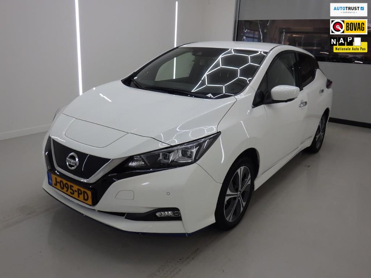 Nissan LEAF - E+ N-Connecta 62 kWh 1E EIG 92%SOH DEALEROND ORG NL NAP - AutoWereld.nl