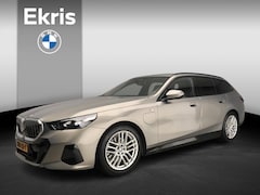 BMW 5-serie Touring - 530e | M-Sportpakket | LED | Navigatie | Active cruise | Trekhaak | Keyles go | DAB | Alu