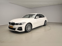 BMW 3-serie - Sedan 320i | M-Sportpakket | LED | Navigatie | Sportstoelen | Stoelverwarming | Sportonder