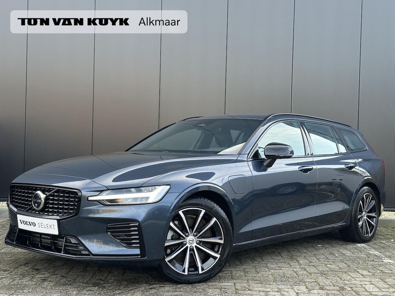 Volvo V60 - 2.0 T6 Plug-in hybrid AWD Plus Dark Adaptieve cruise control / BLIS / 360 camera / elektr. - AutoWereld.nl