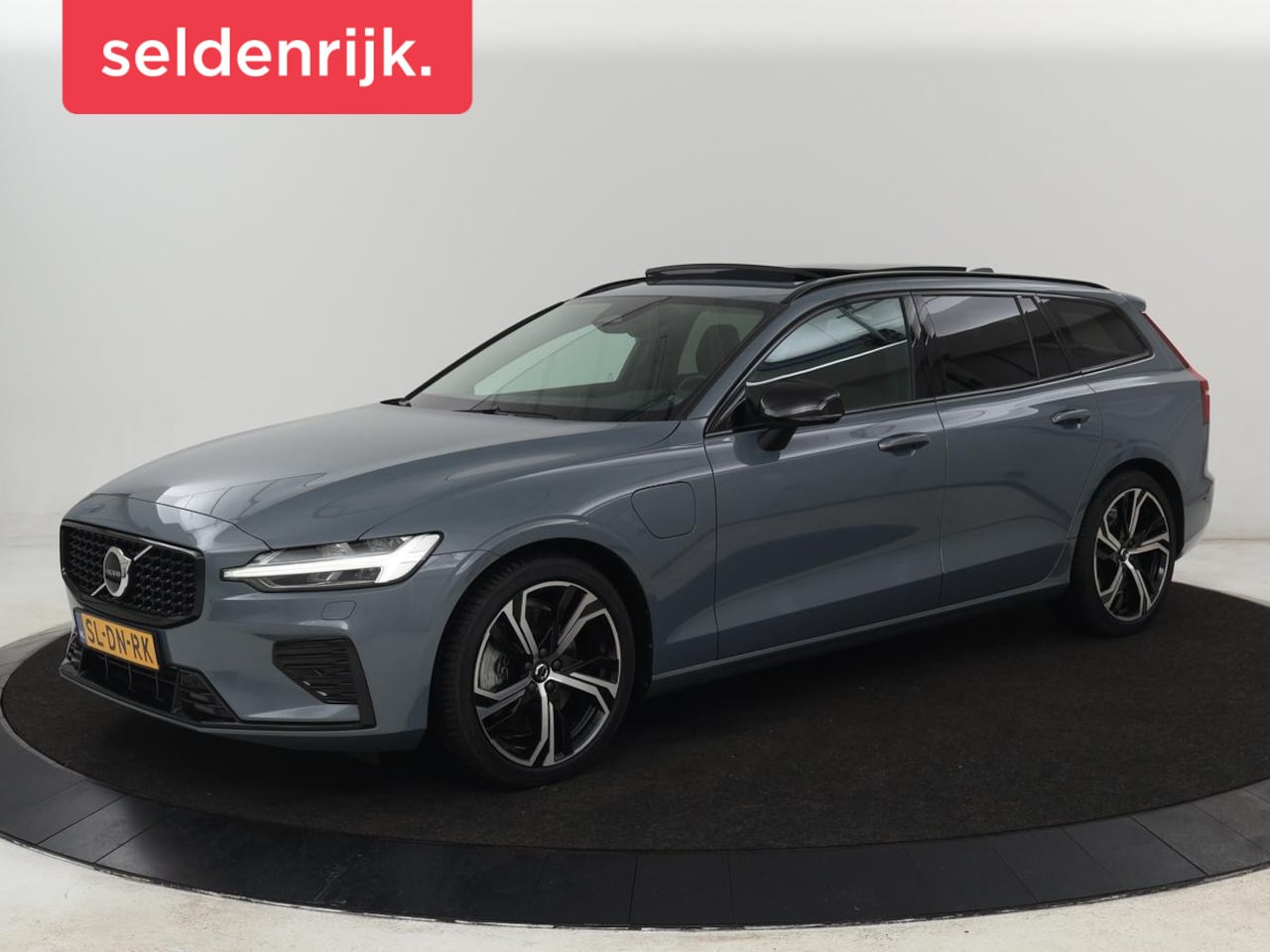 Volvo V60 - 2.0 T6 Plug-in hybrid AWD | Panoramadak | Trekhaak | Camera | Harman/Kardon | Leder | Stoe - AutoWereld.nl