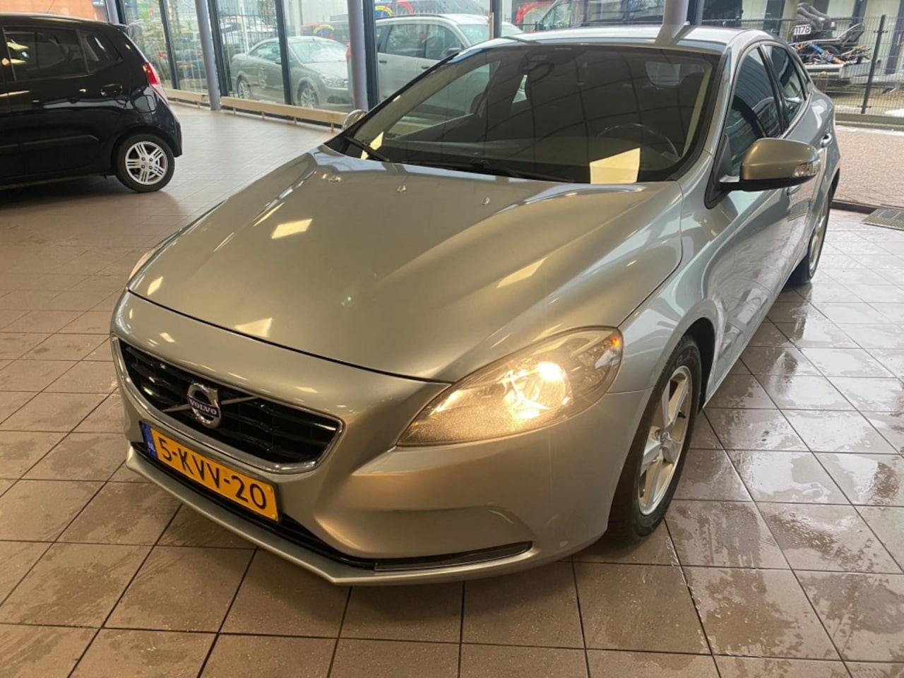 Volvo V40 - 1.6 D2 Kinetic ACHTERUIT RIJ CAM NW APK BJ 2013 !!! - AutoWereld.nl