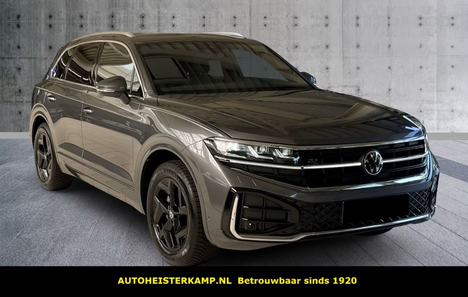 Volkswagen Touareg - 3.0 TDI R-Line Grijs Kenteken ACC LUCHTVERING TREKHAAK COMFORTSTOELEN HEAD-UP DISPLAY - AutoWereld.nl