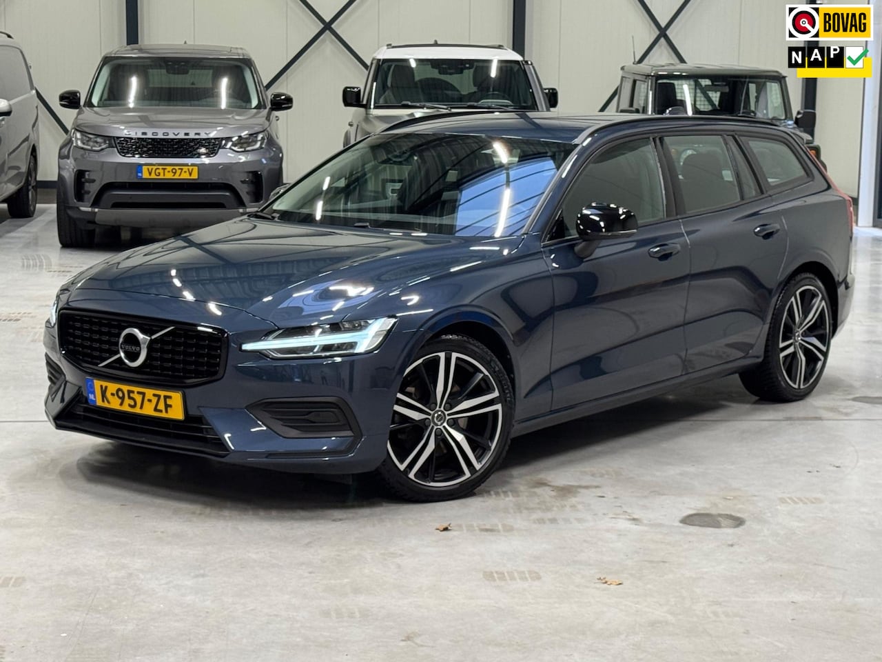 Volvo V60 - 2.0 B3 Momentum Advantage | Leder | 19" All season Michelin | Dealeronderhouden | Org NL a - AutoWereld.nl