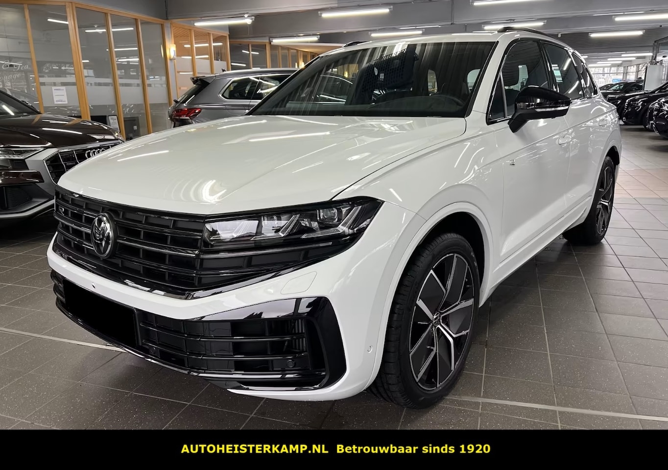 Volkswagen Touareg - 3.0 TSi eHybrid 4MOTION R Grijs Kenteken ACC LUCHTVERING TREKHAAK COMFORTSTOELEN HEAD-UP D - AutoWereld.nl