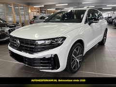 Volkswagen Touareg - 3.0 TSi eHybrid 4MOTION R Grijs Kenteken ACC LUCHTVERING TREKHAAK COMFORTSTOELEN HEAD-UP D