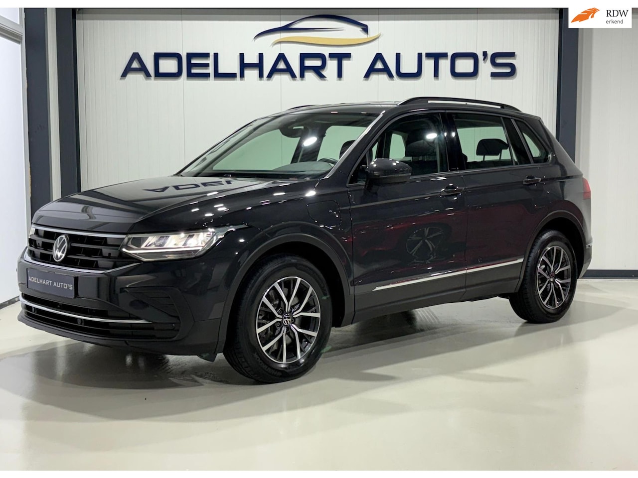 Volkswagen Tiguan - 1.4 TSI eHybrid Business+ 245 PK Automaat / Navigatie full Map / Cruise control / Climate - AutoWereld.nl