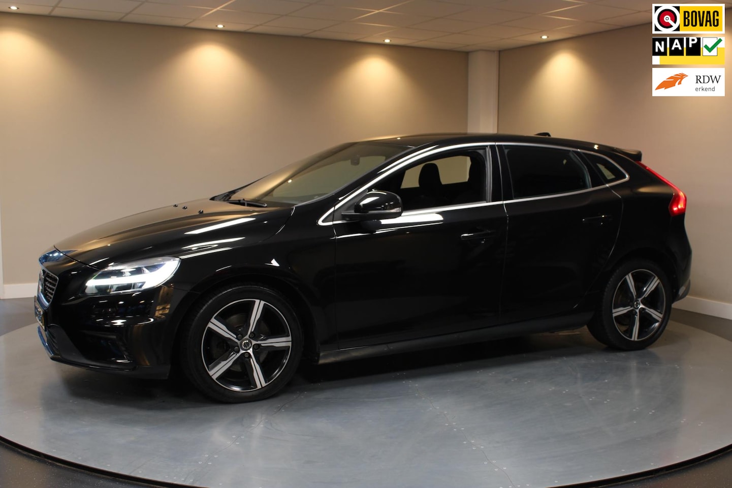 Volvo V40 - 2.0 T4 Business Sport R-Design *190Pk!* Stoelverw.|Navi|Cruise|NAP - AutoWereld.nl