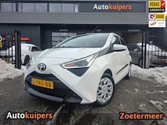 Toyota Aygo - 1.0 VVT-i x-play | Met o.a. airco, achteruitrijcamera, trekhaak, cruise, navigatie en Appl