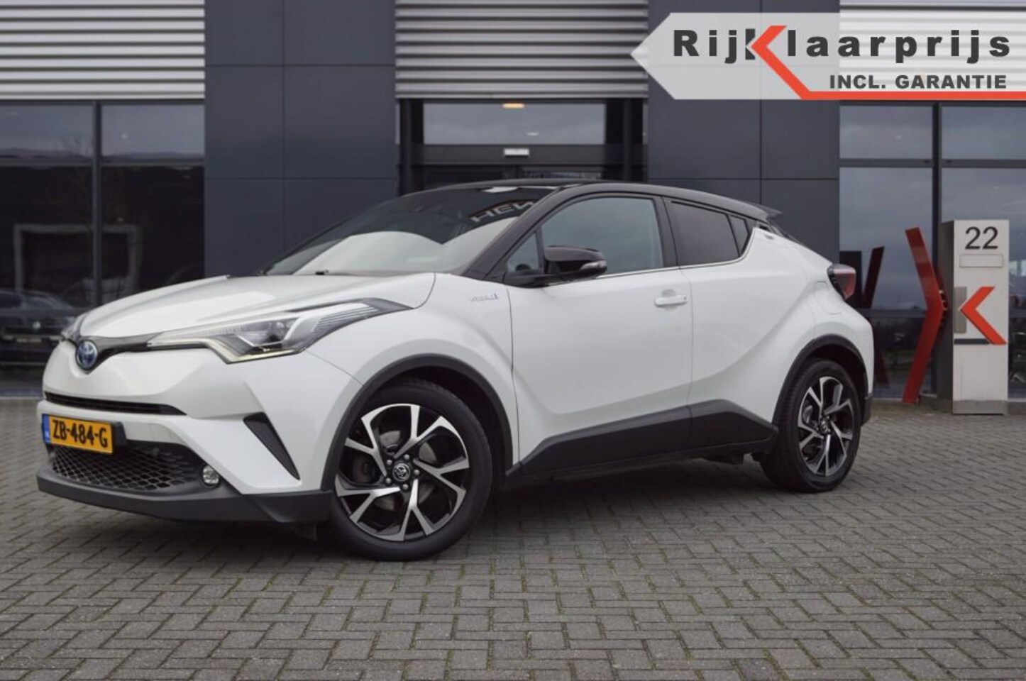 Toyota C-HR - 1.8 Hybrid Executive / Bi-Color / Leer /Navi / Camera / JBL/ 18 Inch LM / Stoelverwarming - AutoWereld.nl