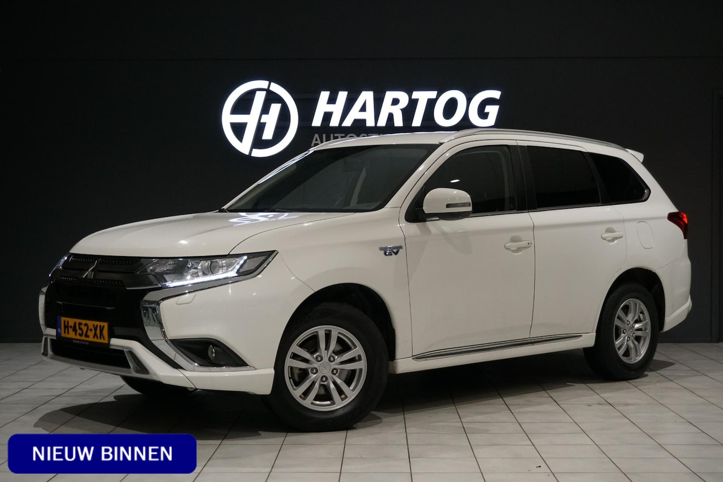 Mitsubishi Outlander - 2.4 PHEV Pure + TREKHAAK / CARPLAY / CAMERA / STOELVERWARMING / - AutoWereld.nl
