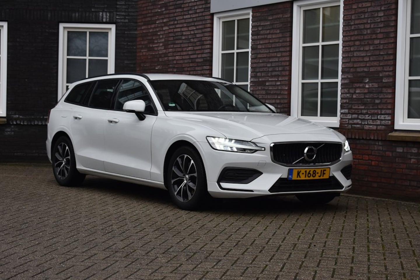 Volvo V60 - 2.0 B3 Momentum - leer - stuur + stoelverwarming Wij zijn op afspraak geopend! Graag belle - AutoWereld.nl
