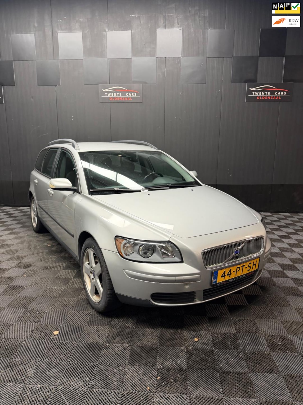 Volvo V50 - 2.4 Kinetic | Airco | Cruise | Nieuwe APK | - AutoWereld.nl