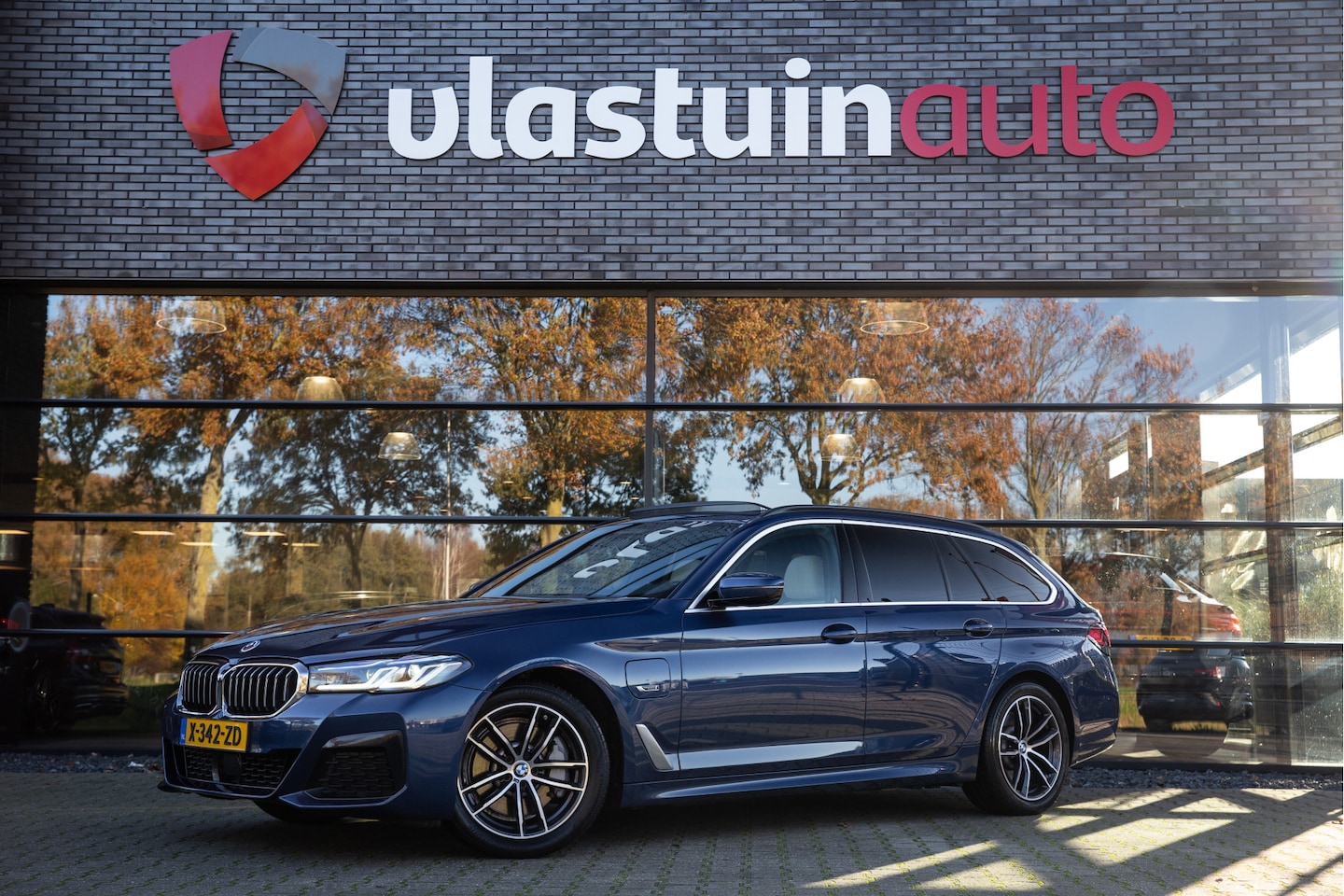BMW 5-serie Touring - 530e xDrive High Executive M-Sport | 4 wielsturing  Panoramadak, Adap. cruise, Trekhaak, L - AutoWereld.nl