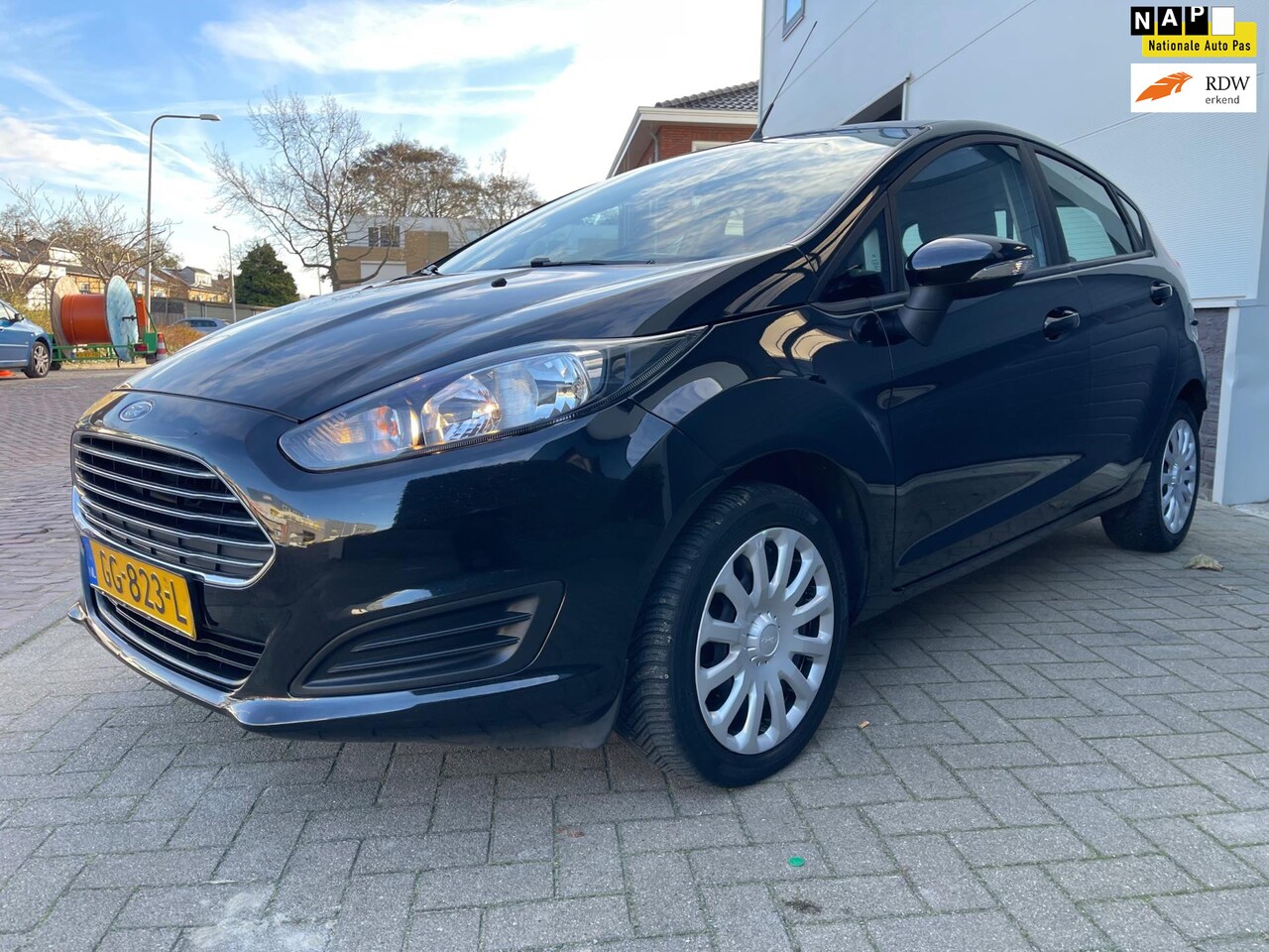 Ford Fiesta - 1.0/Navi/4 nieuwe banden all season/Airco/AUX/Goed-onderhouden/Elek-pakket - AutoWereld.nl