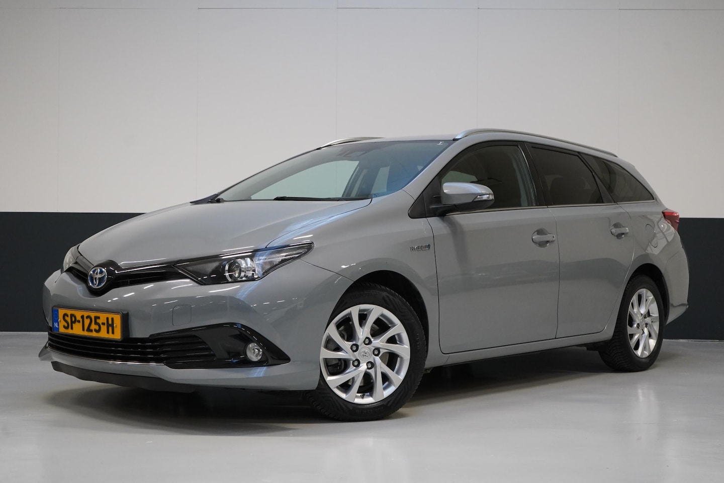 Toyota Auris Touring Sports - 1.8 Hybrid Energy Plus | Trekhaak | Dealer onderhouden | Navigatie | Cruise control | All- - AutoWereld.nl