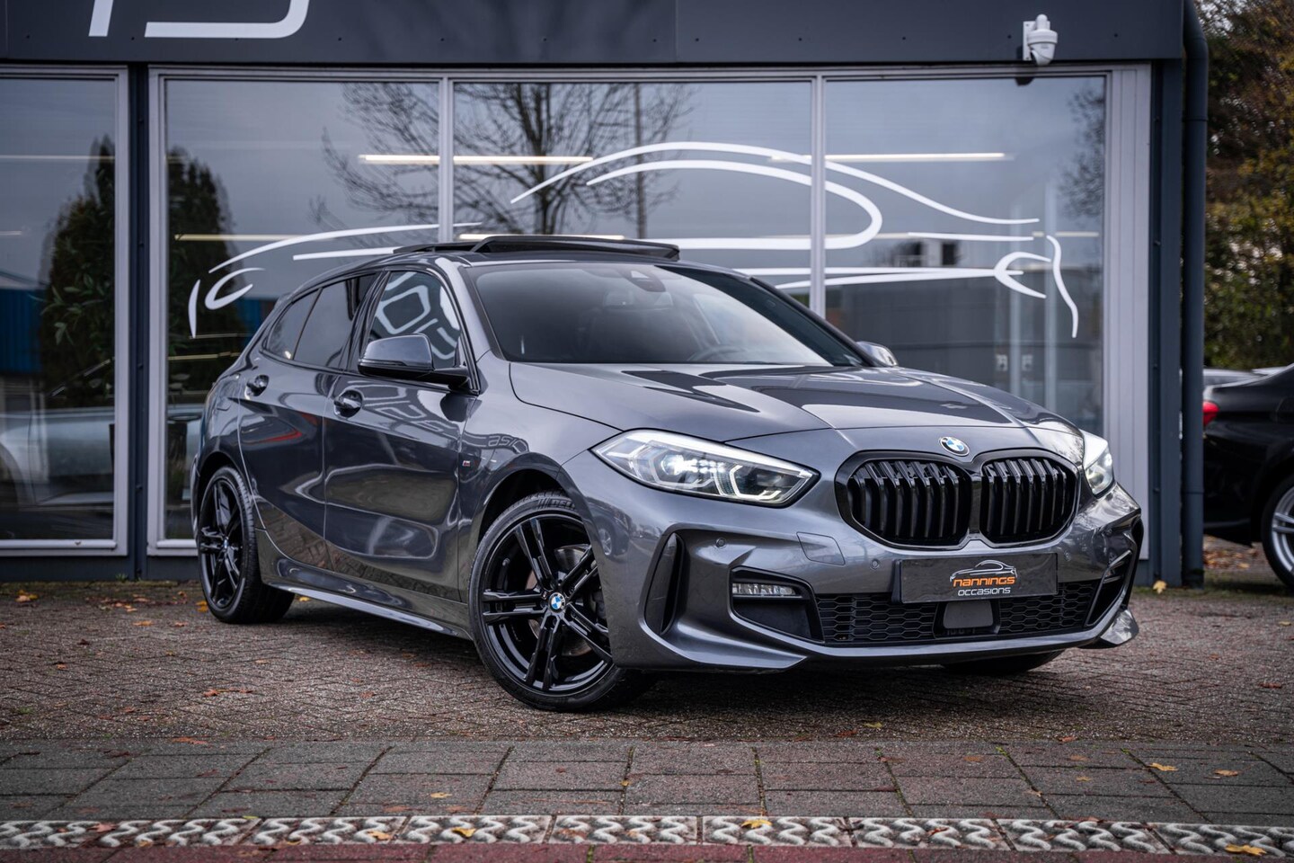 BMW 1-serie - 118i High Executive|M Sport|Shadowline|Pano|Ambiance light|Stoelverw| - AutoWereld.nl