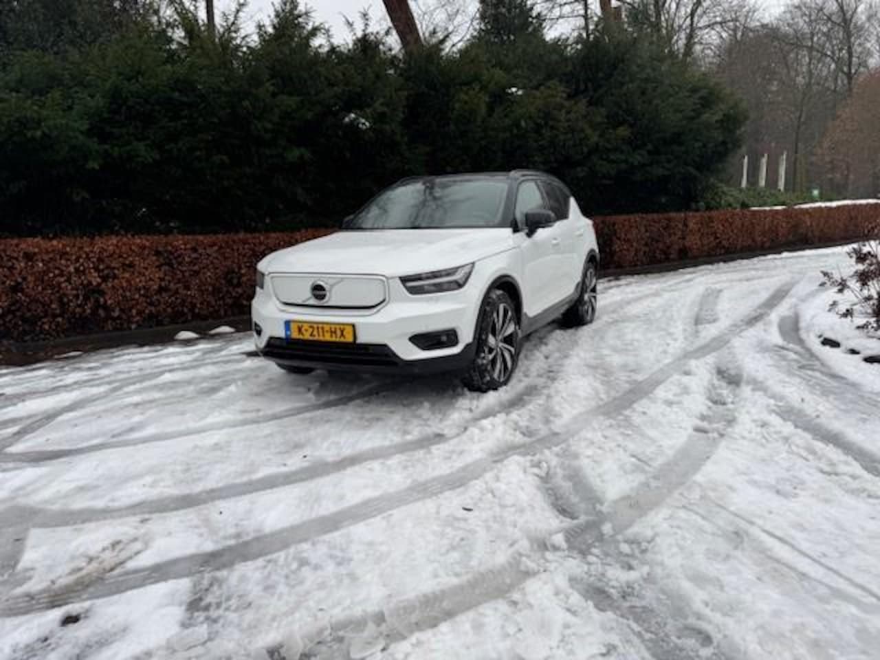 Volvo XC40 - RECHARGE P8 AWD R-DESIGN/LEER/PANO/THAAK/WARMTEPOMP - AutoWereld.nl