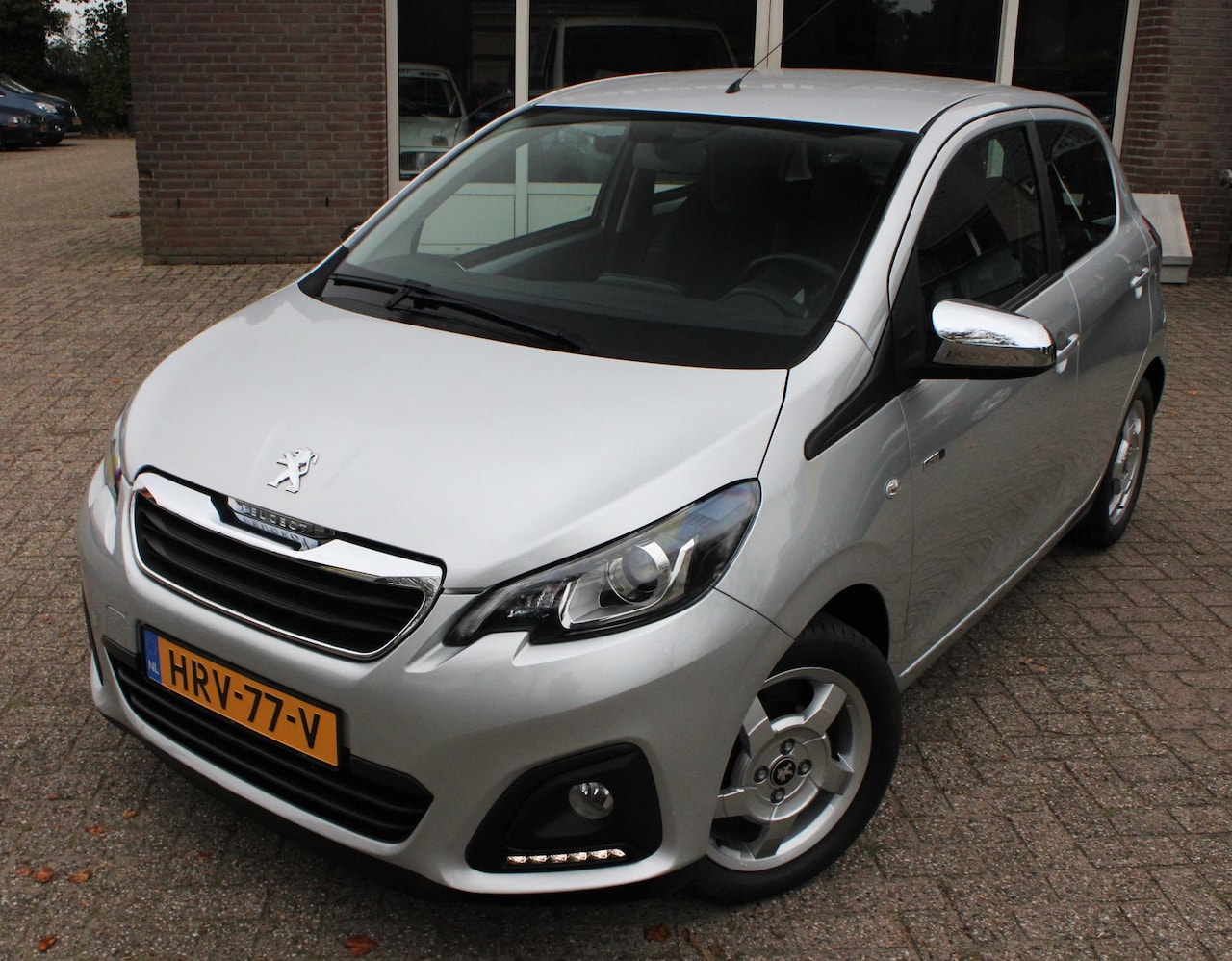 Peugeot 108 - 1.2 82 PK, Apple/ Android carplay, Airco, Cruise control, Leder, Elektrische ramen,  Bluet - AutoWereld.nl