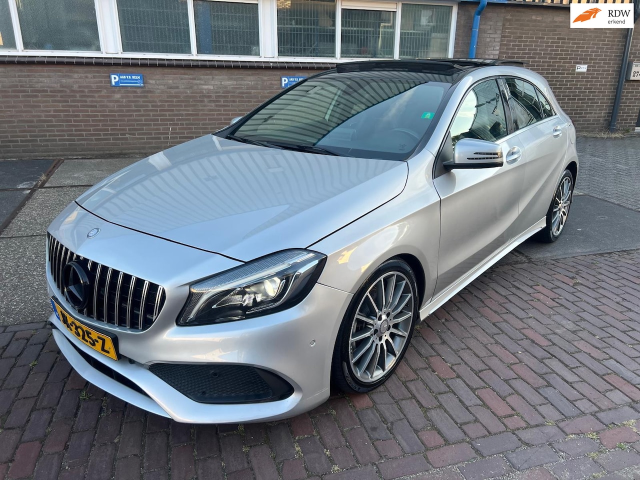 Mercedes-Benz A-klasse - 180 Prestige/Amg pakket/Pano/Automaat/Navi/Climate-c/Cruise-c/Pdc - AutoWereld.nl