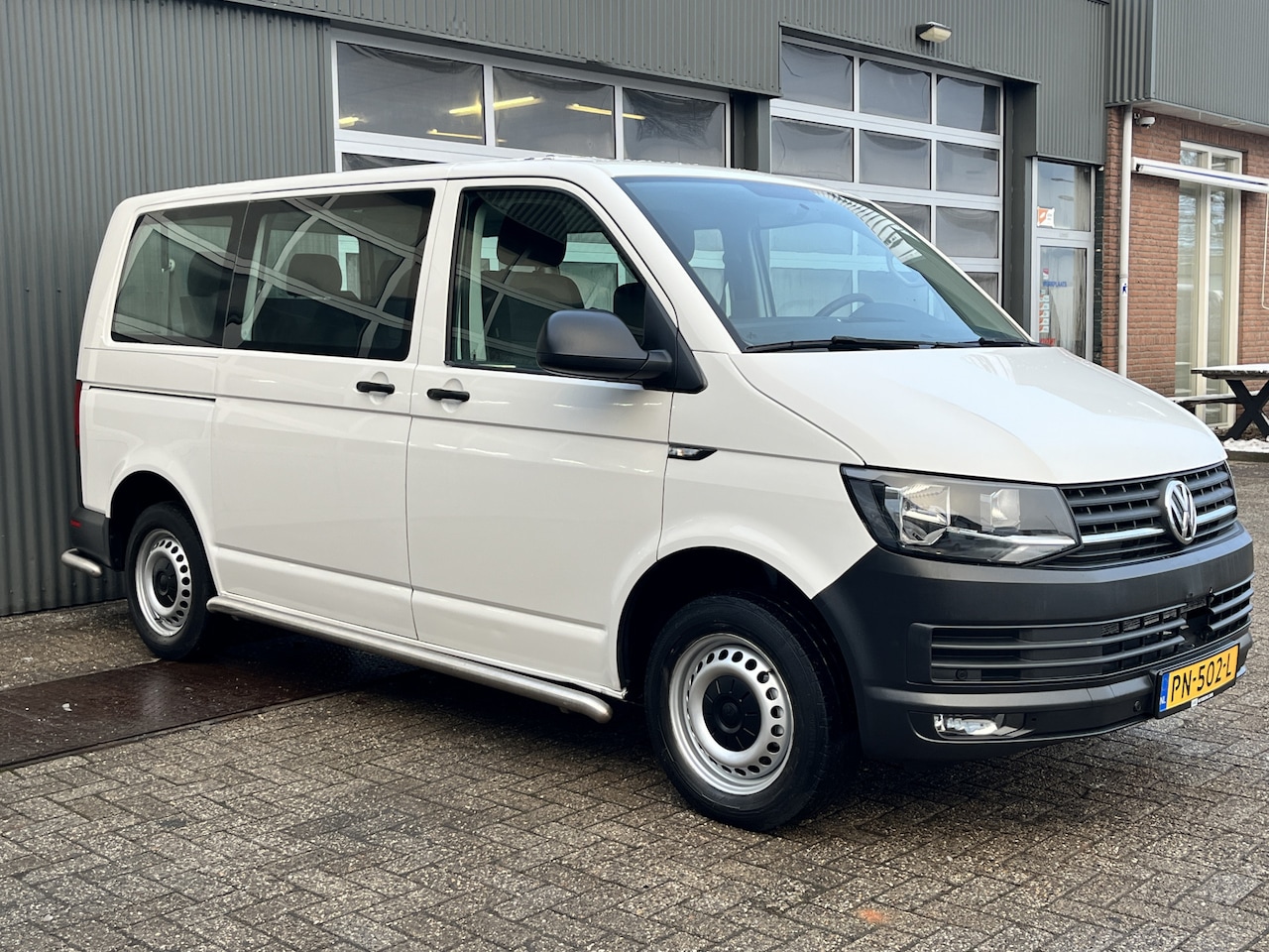Volkswagen Transporter Kombi - 2.0 TDI L1H1 150pk Automaat DSG 8 persoons Airco Cruise Complete onderhoudshistorie aanwez - AutoWereld.nl