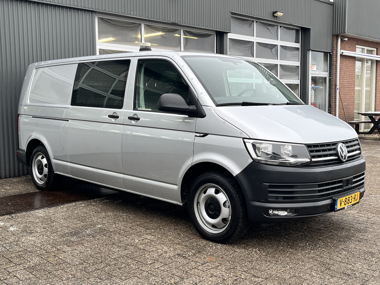 Volkswagen Transporter - 2.0 TSI L2H1 204pk DSG Automaat Dubbele schuifdeuren Airco Adaptive Cruise Navigatie Pdc V - AutoWereld.nl