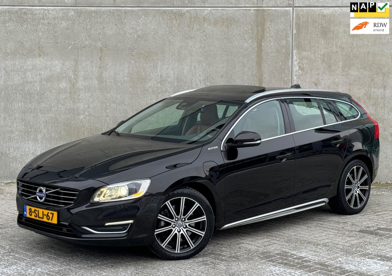 Volvo V60 - 2.4 D6 AWD PHEV 215pk 2013 Zwart LEDER|NAP|2E EIG. - AutoWereld.nl