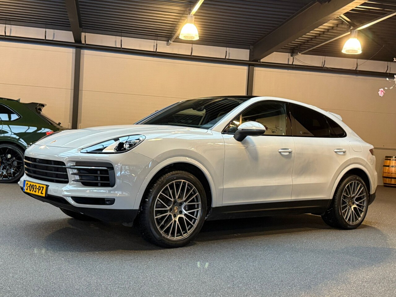 Porsche Cayenne Coupé - 3.0 E-Hybrid Platinum Edition Krijt / NL auto / 1e eigenaar Wordt verwacht! - AutoWereld.nl