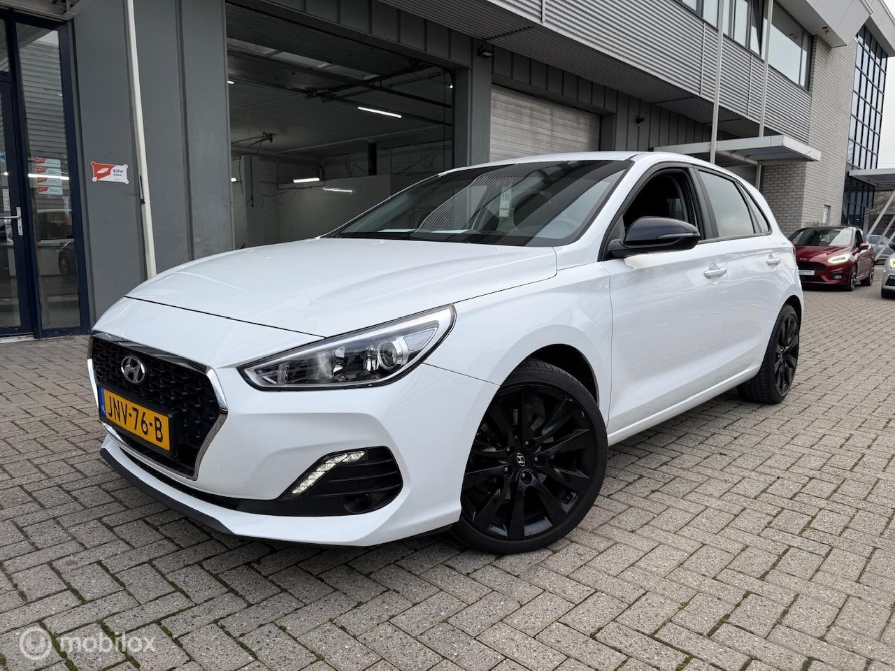 Hyundai i30 - Black Edition 1.0 Benzine | Lage km | Camera - AutoWereld.nl