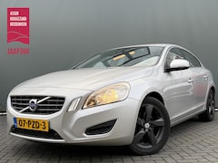 Volvo S60 - BWJ 2011 1.6 180 PK T4 Momentum AUTOMAAT / TREKHAAK / CRUISE / CLIMA / NAVI / PARKEERSENSO