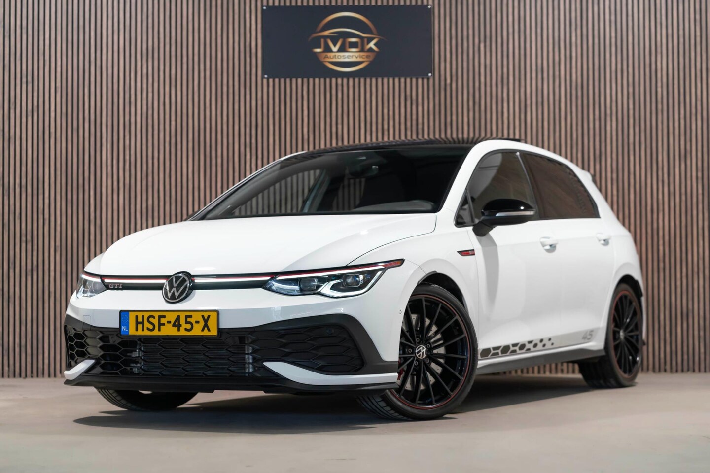 Volkswagen Golf - 2.0 TSI GTI 45 JAHRE EDITION AKRAPOVIC DSG PANO CAMERA 2022 - AutoWereld.nl