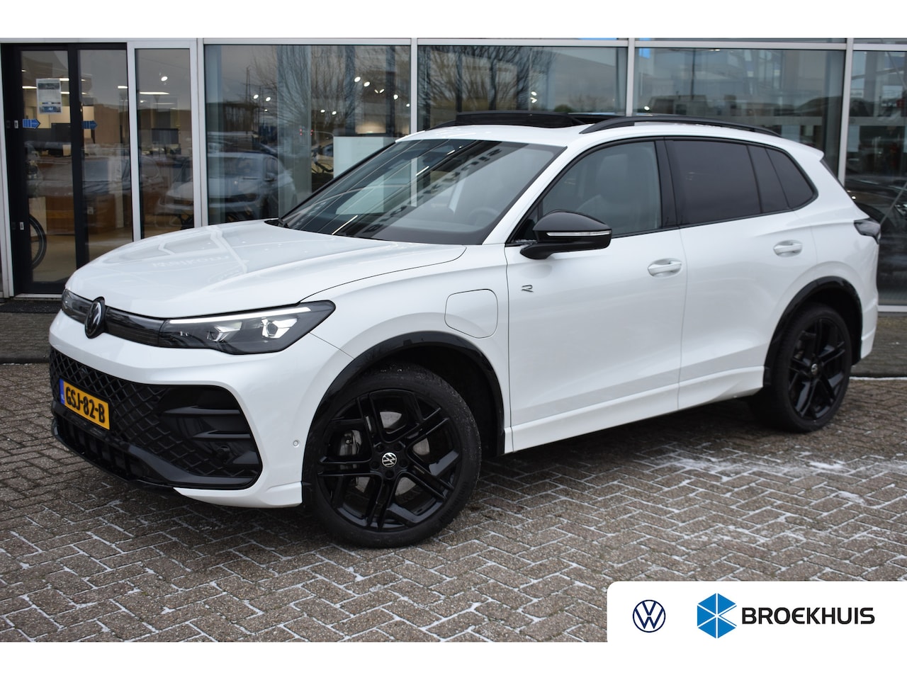 Volkswagen Tiguan - 1.5 eHybrid 272PK R-Line Business | PANORAMADAK | TREKHAAK | LEDER | 20 INCH | MASSAGESTOE - AutoWereld.nl
