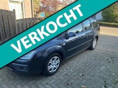 Ford Focus Wagon - 1.6-16V Futura Dashbord valt af en toe uit