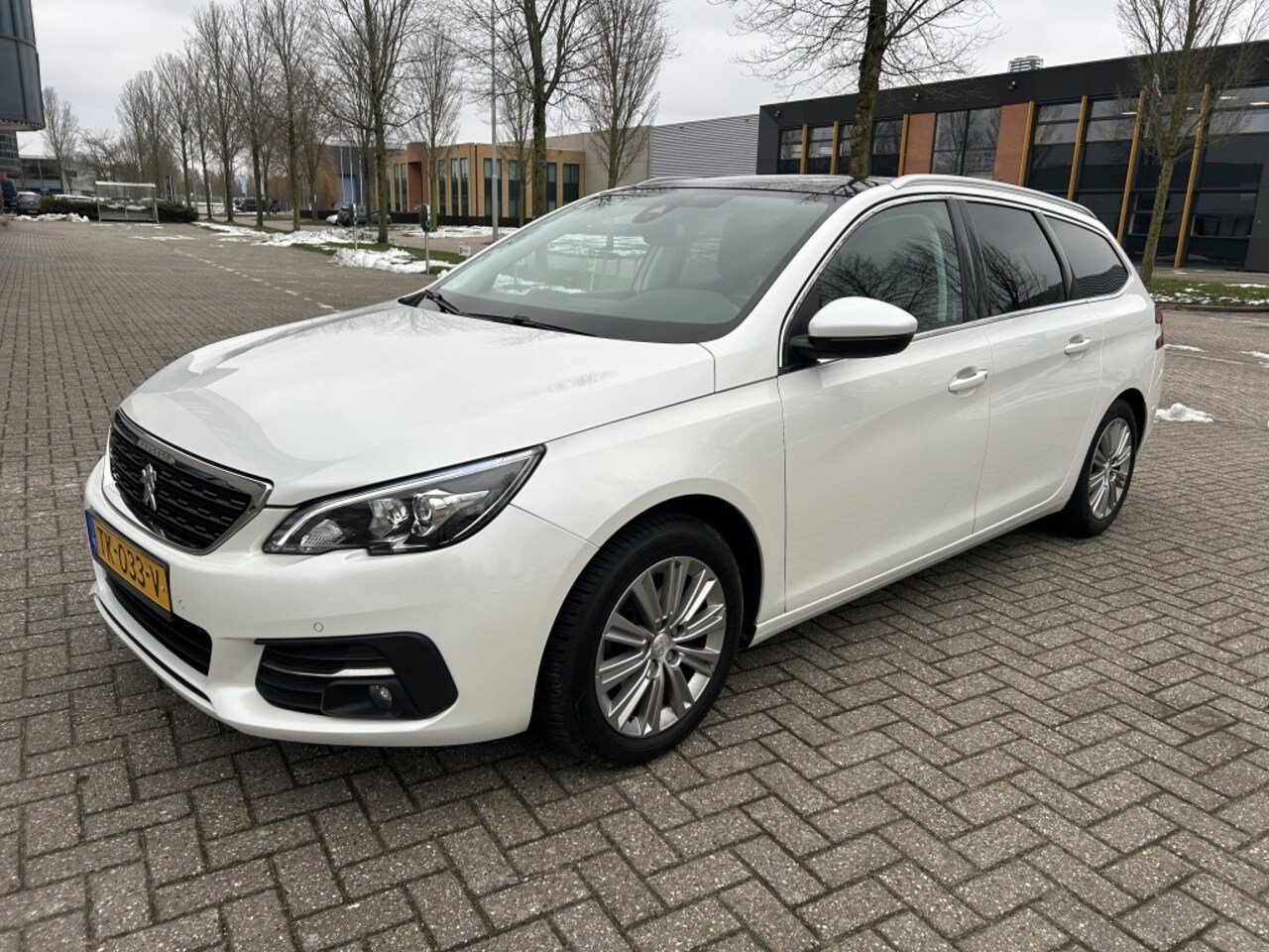 Peugeot 308 SW - 1.2 PureT.Blue L. Pr PANO CARPLAY LEER STOELVW. - AutoWereld.nl