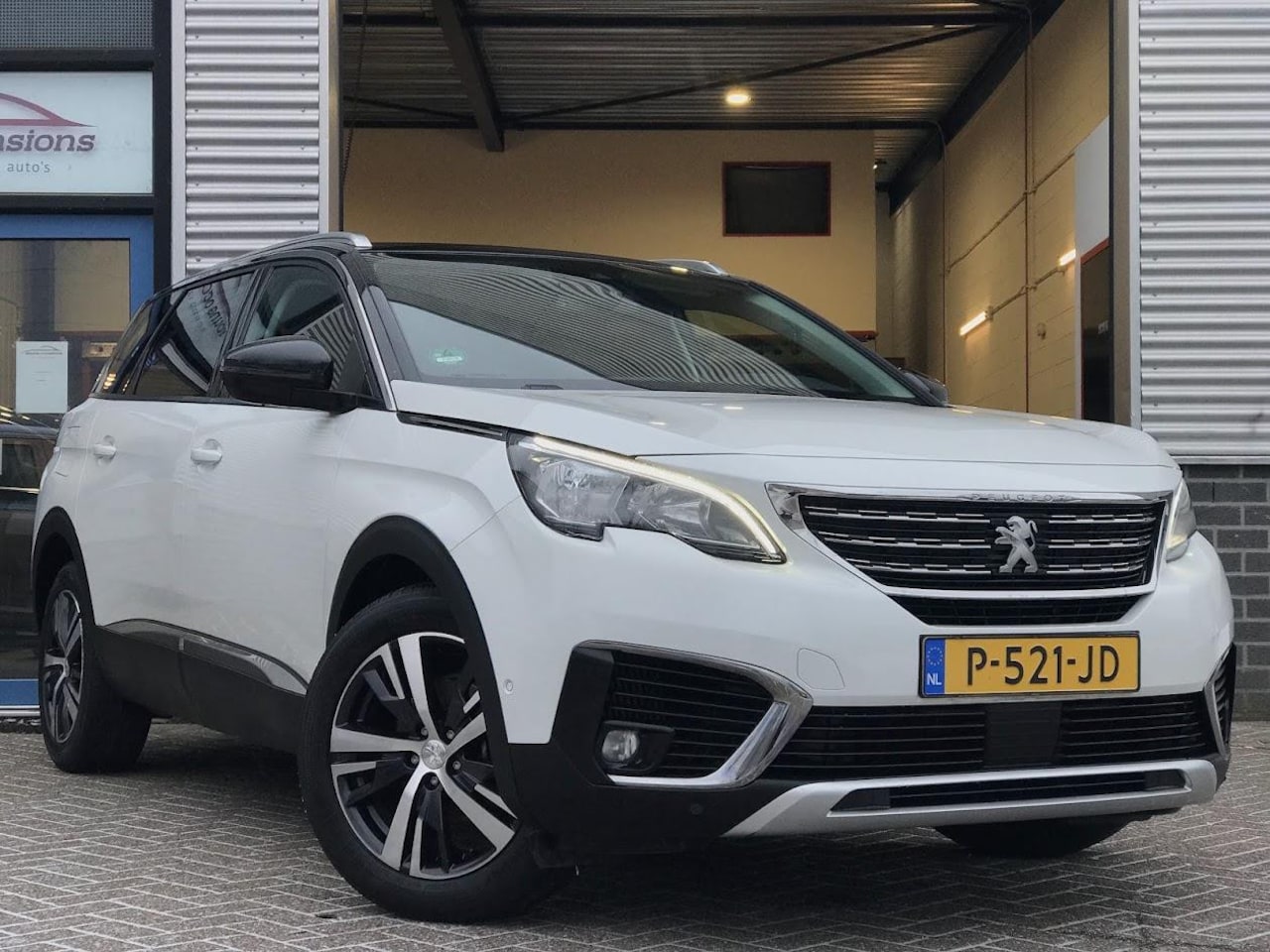 Peugeot 5008 - 1.2 PureTech Allure|7 Persoons|Automaat|Carplay|Keyless|Camera - AutoWereld.nl