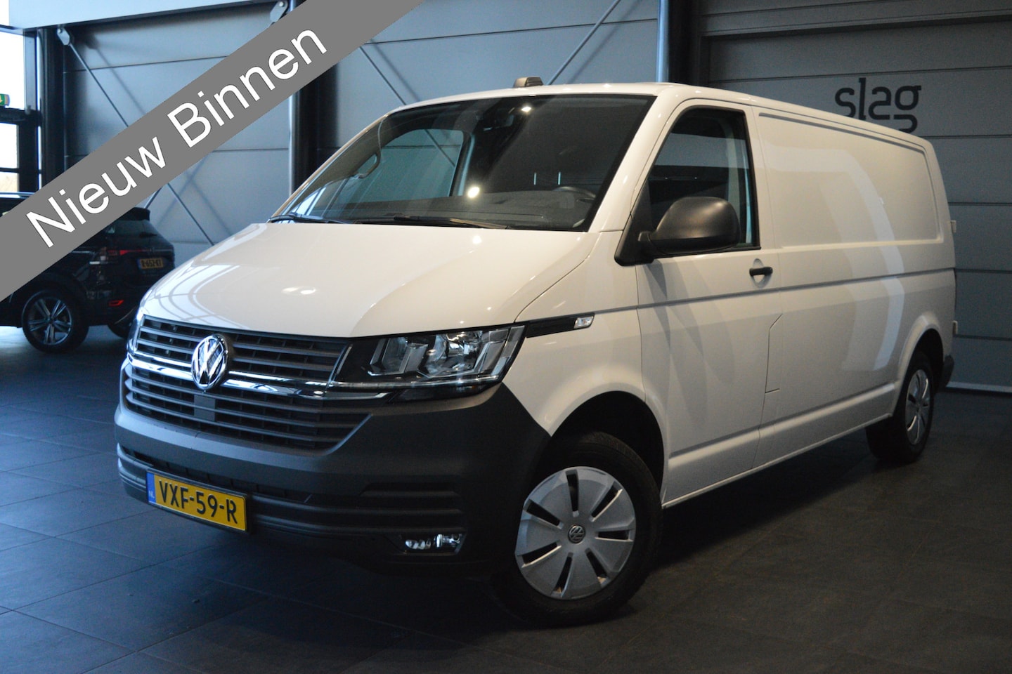 Volkswagen Transporter - 2.0 TDI L2H1 airco cruise navi trekhaak pdc 150 pk !! - AutoWereld.nl
