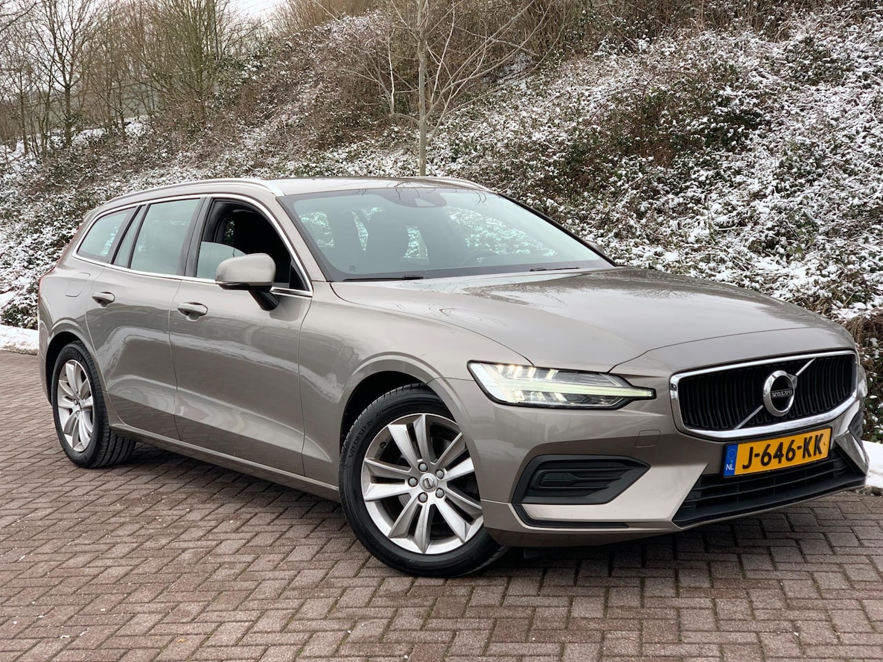 Volvo V60 - 2.0 D4 Inscription 190PK LEDER VOLVO DEALER O.H 2021 ! - AutoWereld.nl