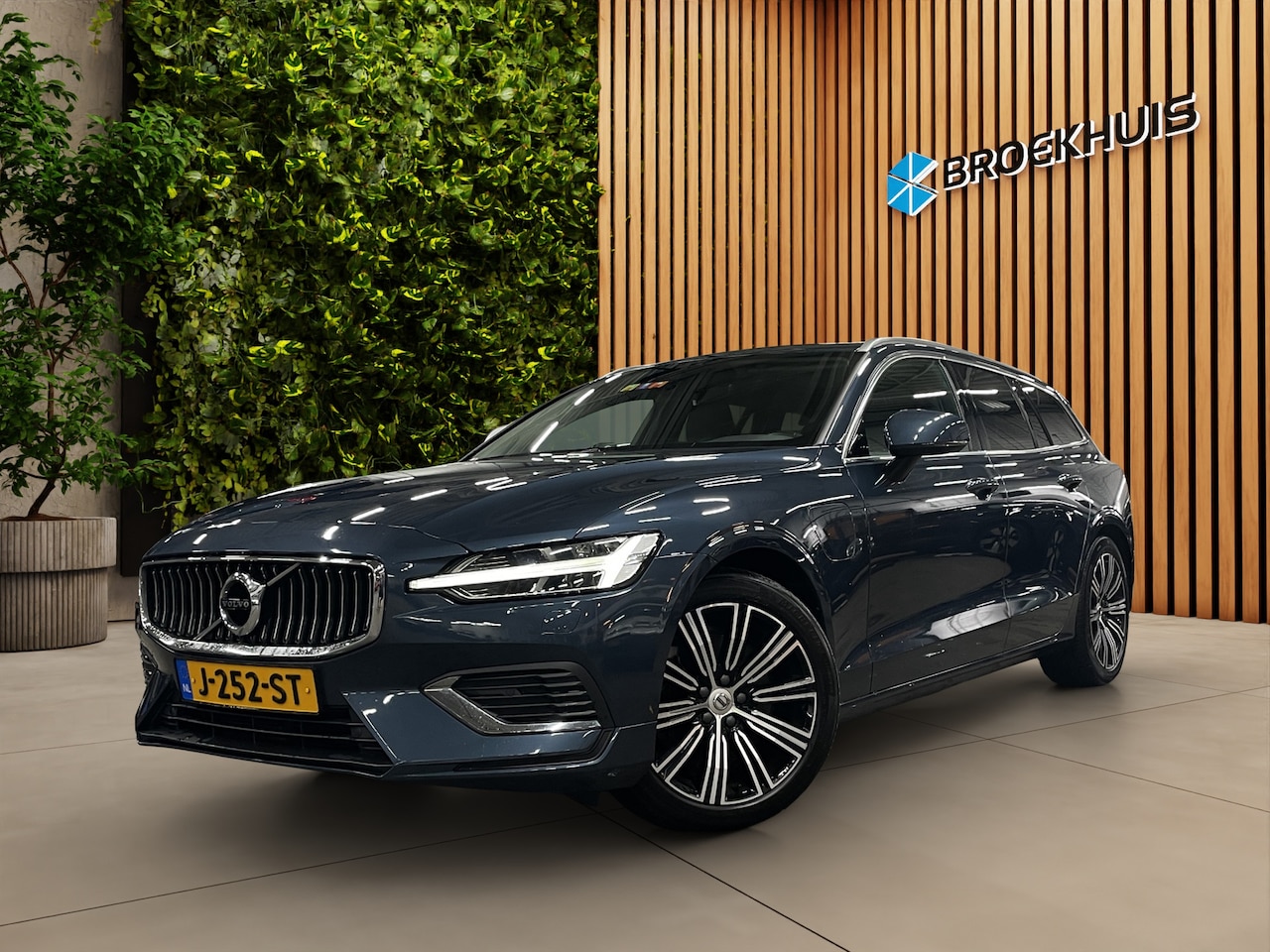 Volvo V60 - 2.0 T8 Recharge AWD Inscription Trekhaak Panoramadak Comfortzetels - AutoWereld.nl