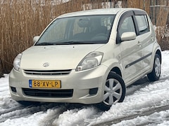 Daihatsu Sirion 2 - 1.3-16V Prestige Automaat - NIeuw Apk - Airco
