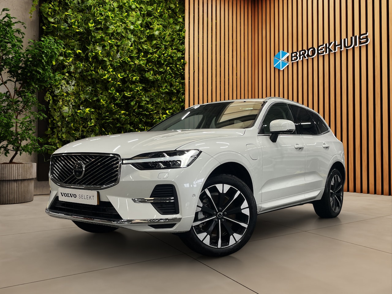 Volvo XC60 - 2.0 T8 Plug-in hybrid AWD Ultra Bright Massage/Ventilatiestoelen Harman&Kardon Panoramadak - AutoWereld.nl