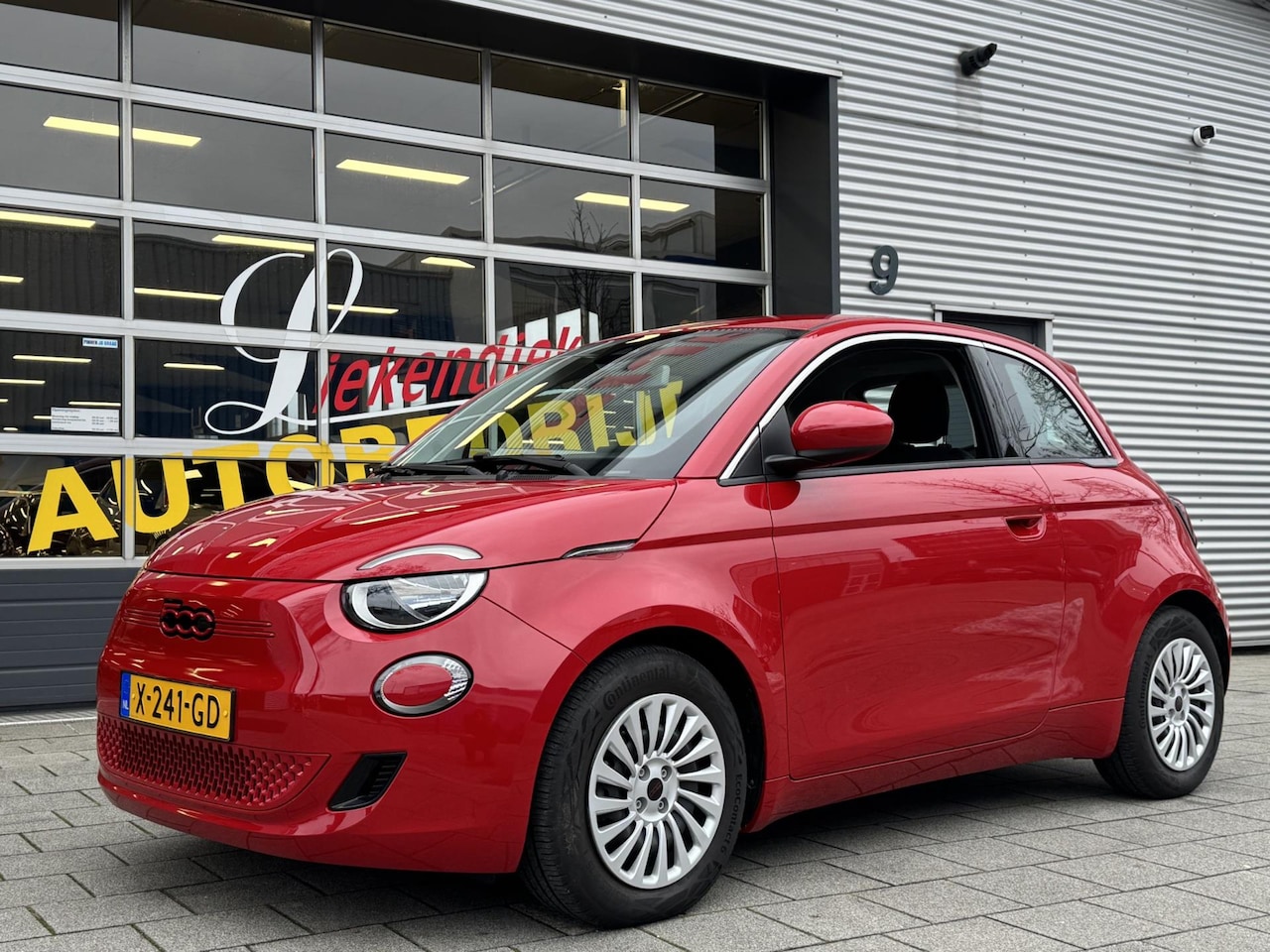 Fiat 500 - RED Edition 24 kWh - 5500 KM Apple CarPlay / Navigatie I LED I Veiligheid Pakket I - AutoWereld.nl