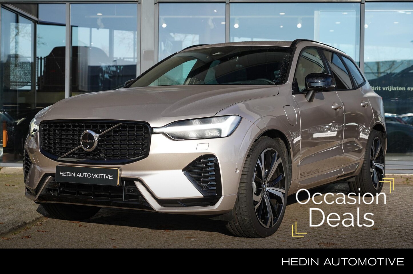 Volvo XC60 - 2.0 T6 Plug-in hybrid AWD Ultra Dark Luchtvering | Bowers & Wilkins | Sportstoelen elektri - AutoWereld.nl