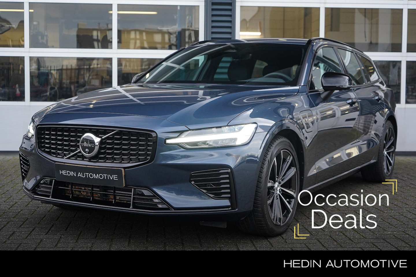 Volvo V60 - 2.0 T6 Plug-in hybrid AWD Plus Dark | Sport Stoelen | Harman/Kardon Audio | Stoel & Stuurv - AutoWereld.nl