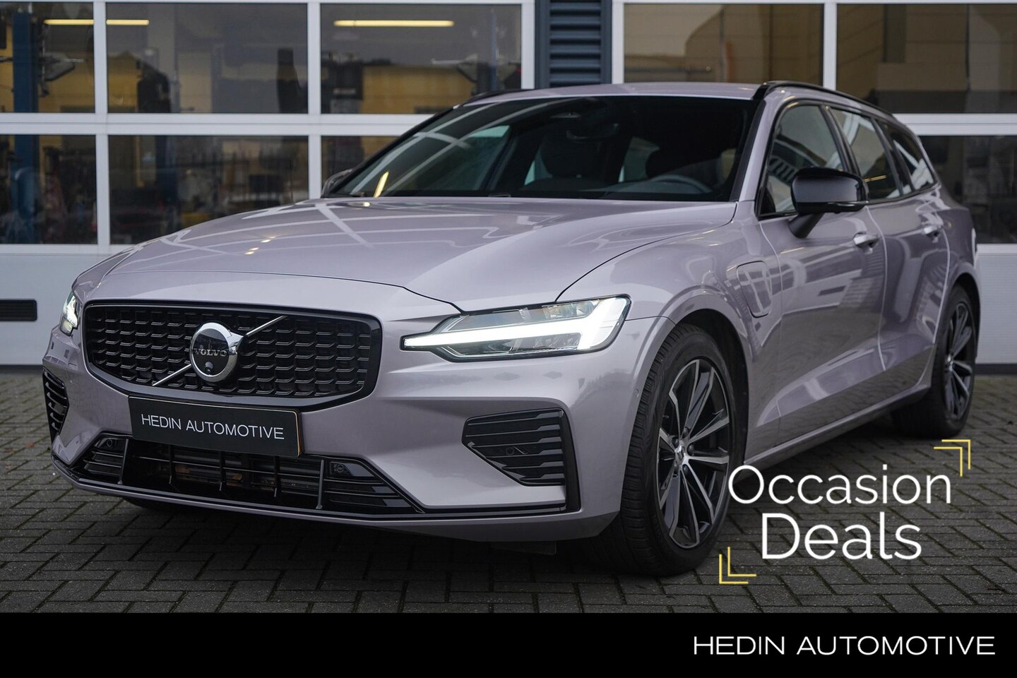 Volvo V60 - 2.0 T6 Plug-in hybrid AWD Plus Dark | 360 Camera | Stoel & Stuurverwarming | Sportstoelen - AutoWereld.nl