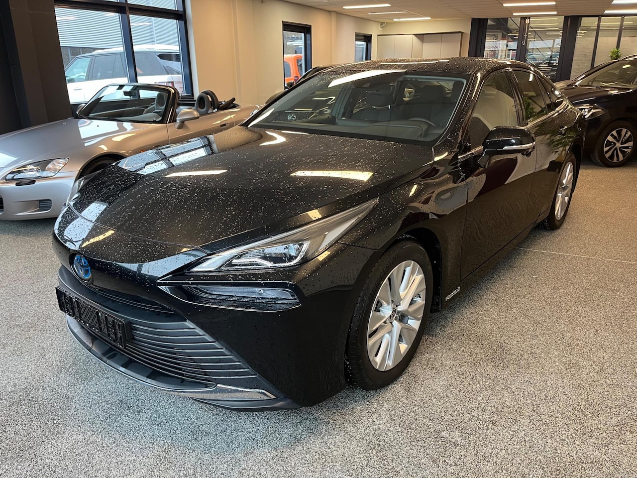 Toyota Mirai - 182pk Dynamic Automaat / Verw. electr. bed. voorstoelen / Keynes / JBL / 19" LM / Apple-An - AutoWereld.nl