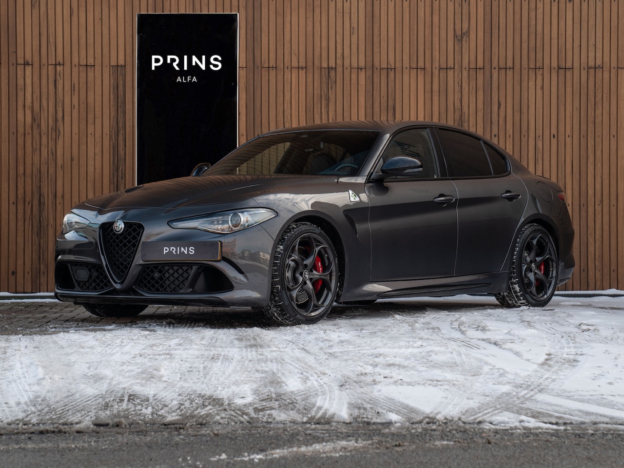 Alfa Romeo Giulia - 2.9 V6 Quadrifoglio MY22 | Grigio Vesuvio - AutoWereld.nl