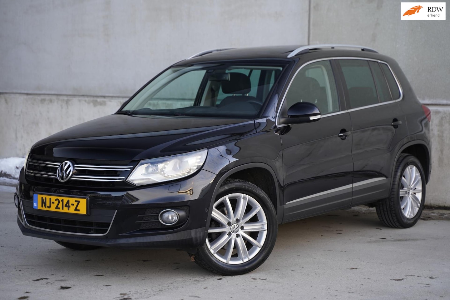 Volkswagen Tiguan - 2.0 TSI 4motion DSG, Leder, Trekhaak, Pano - AutoWereld.nl