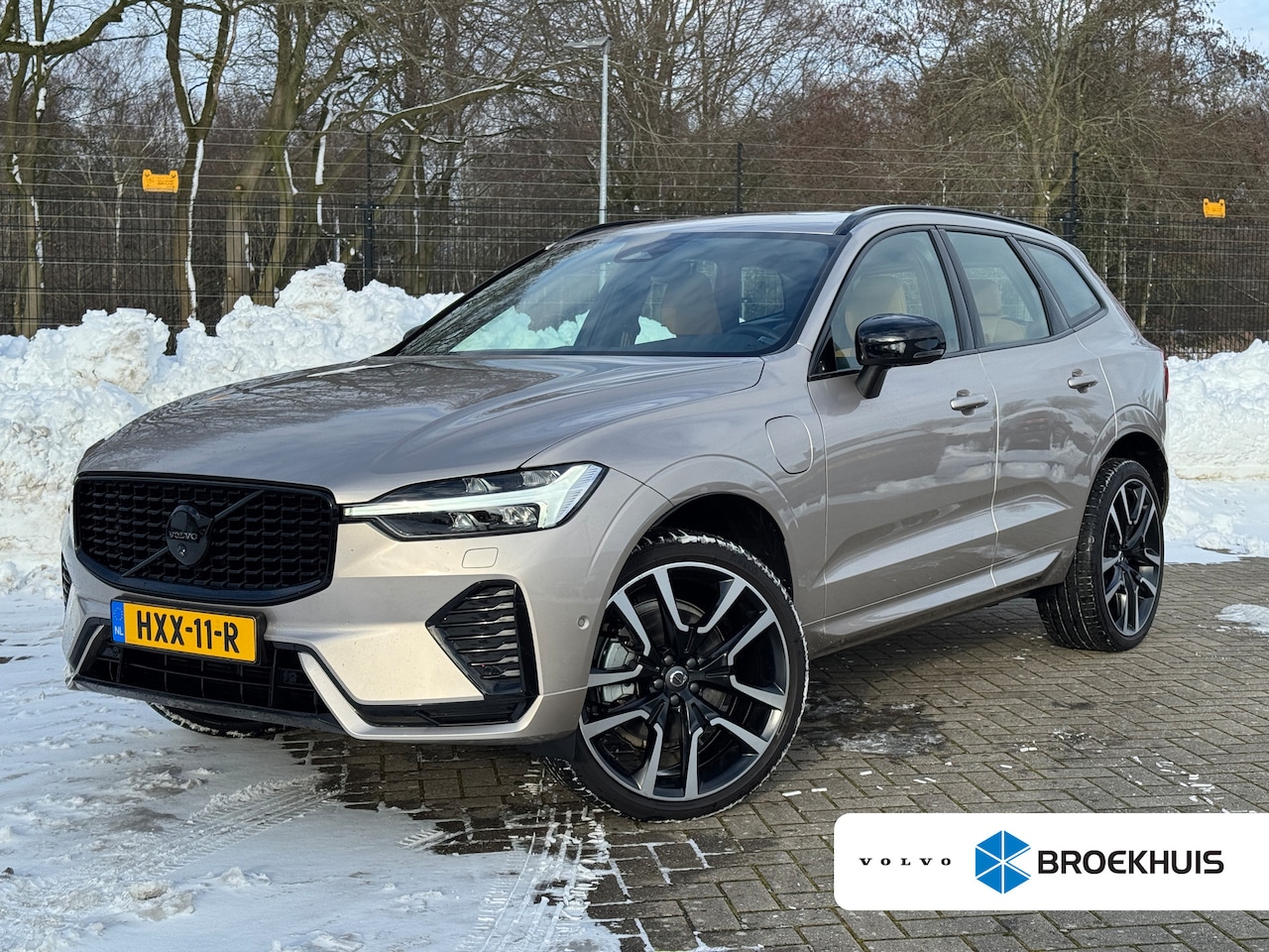 Volvo XC60 - 2.0 T8 Plug-in hybrid AWD Plus Dark | 455 PK | Luchtvering | Stoelventilatie | Trekhaak | - AutoWereld.nl