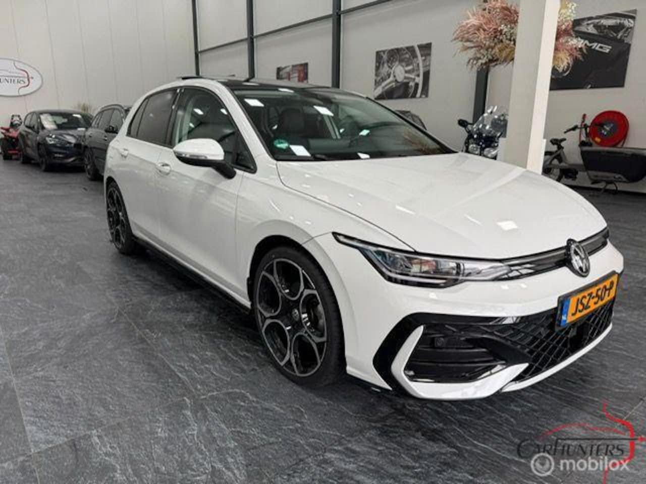 Volkswagen Golf - 1.5 eTSI aut. R-Line Edition facelift pano - AutoWereld.nl