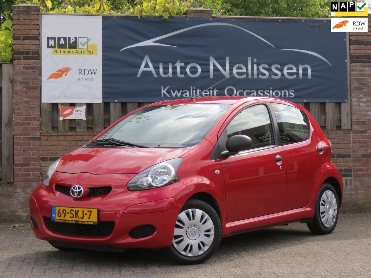 Toyota Aygo - 1.0-12V 5-DEURS | GROOT SCHERM | MOOIE ROOD METALLIC KLEUR | ORIGINEEL NEDERLANDS | 86.304 - AutoWereld.nl